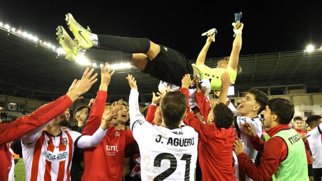 Los jugadores de la UD Logroñés mantean a Pol Arnau tras erigirse en héroe contra el Girona en Copa del Rey