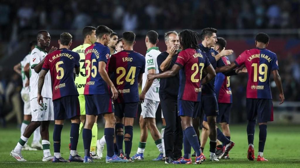 Hansi Flick saluda a Koundé después de una victoria del Barça en Montjuïc