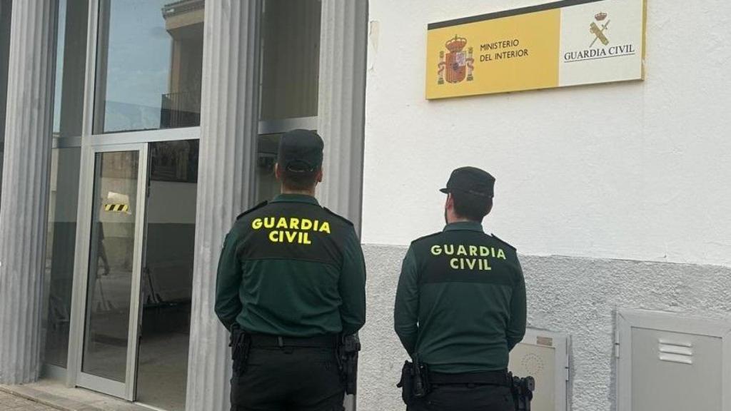 Dos guardias civiles ante el Ministerio del Interior