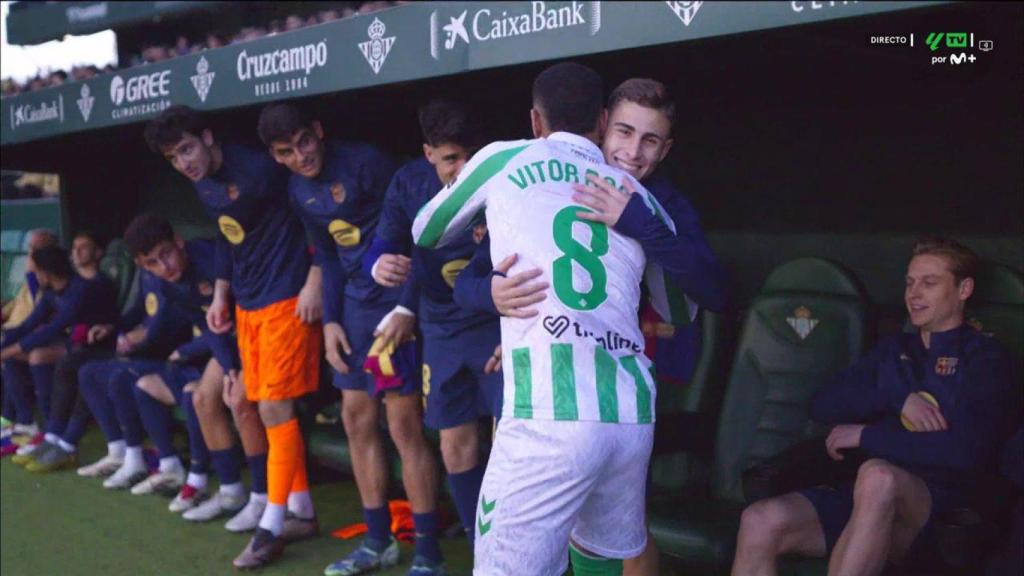 El saludo efusivo de Vitor Roque con Fermín López antes del Betis-Barça