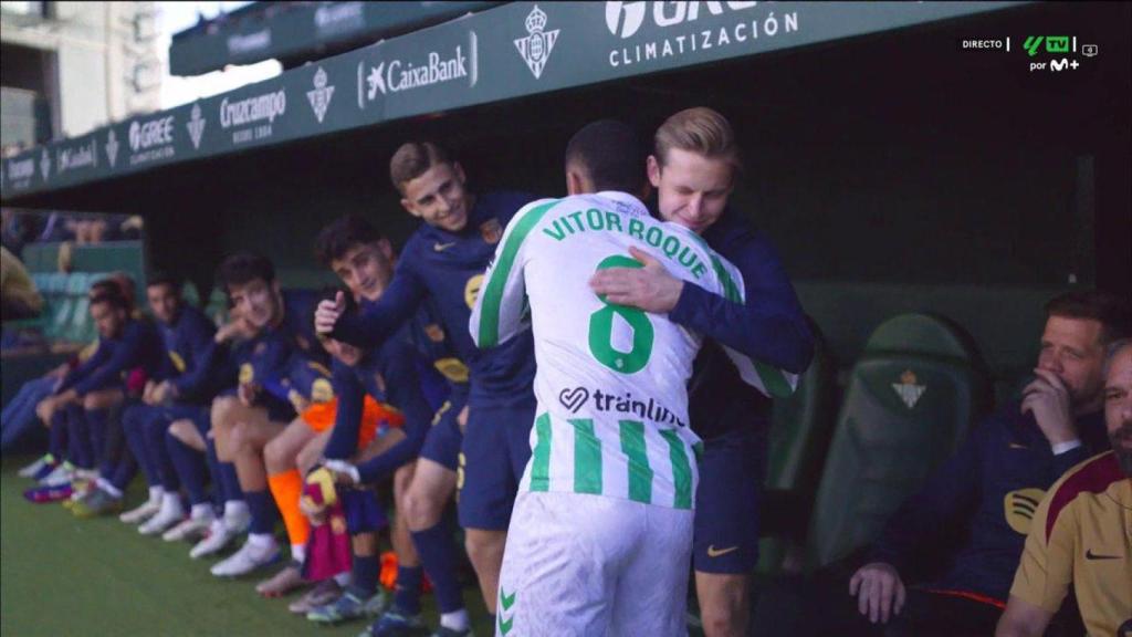 Vitor Roque se abraza con Frenkie de Jong antes del Betis-Barça