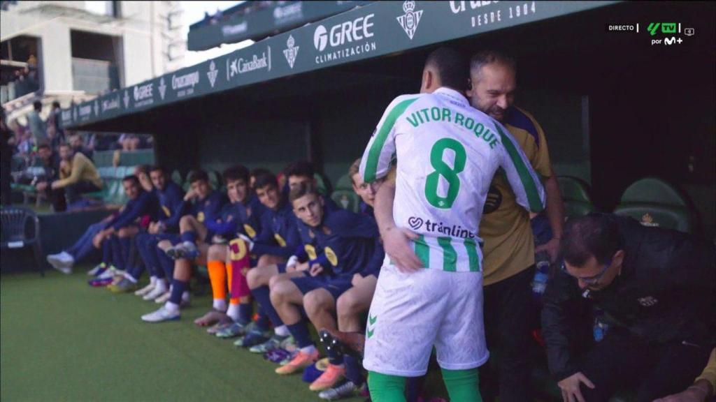 Vitor Roque saluda a un integrante del cuerpo técnico del Barça