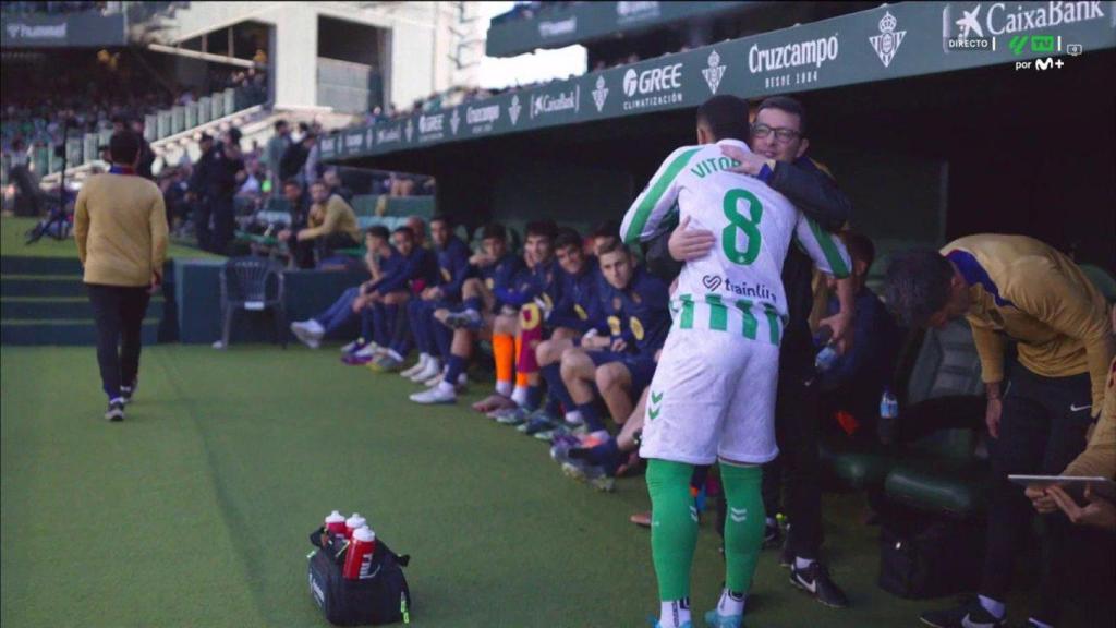 Vitor Roque saluda a un miembro del staff del Barça