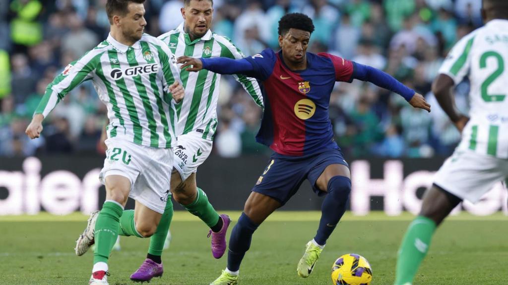 Balde, rodeado por varios jugadores del Betis