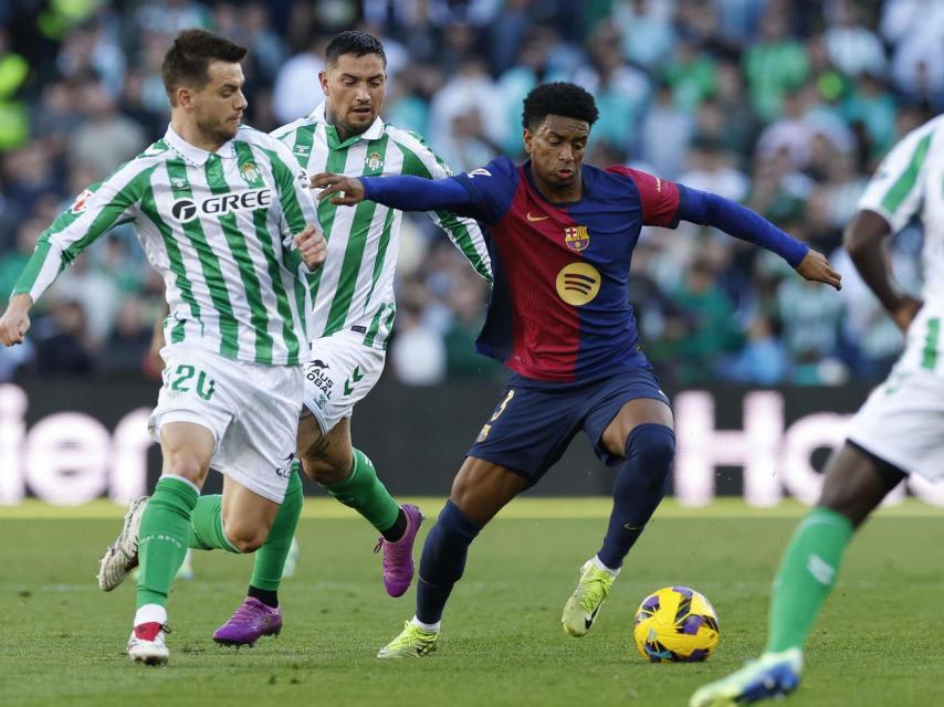 Balde, rodeado por varios jugadores del Betis