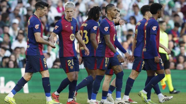 Los jugadores del Barça celebran el gol de Robert Lewandowski contra el Betis