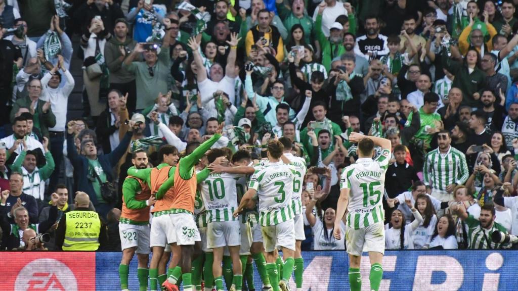 Los jugadores del Betis, tras un gol al Barça