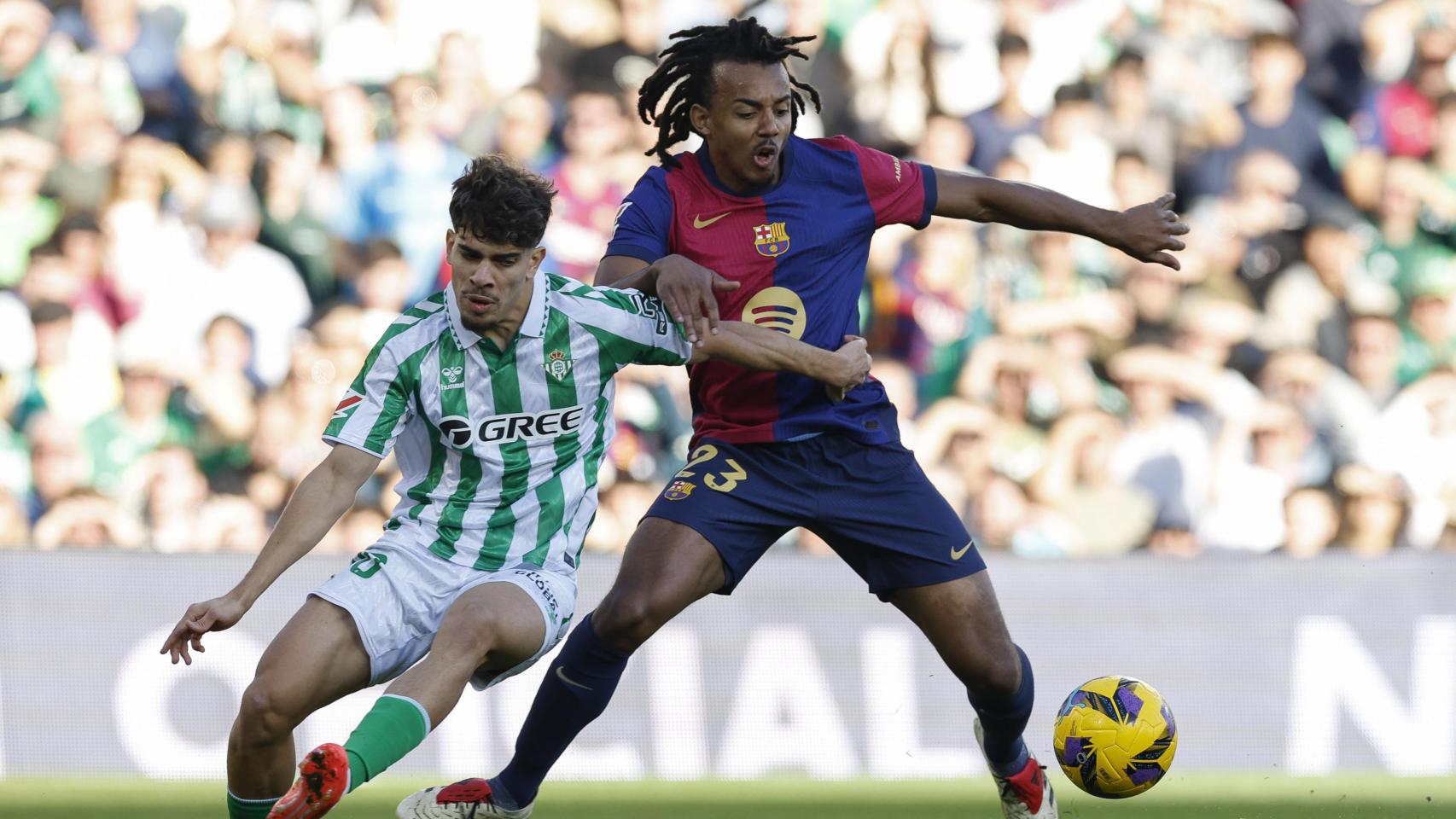 Ez Abde pugna con Jules Koundé por el balón en el Betis-Barça