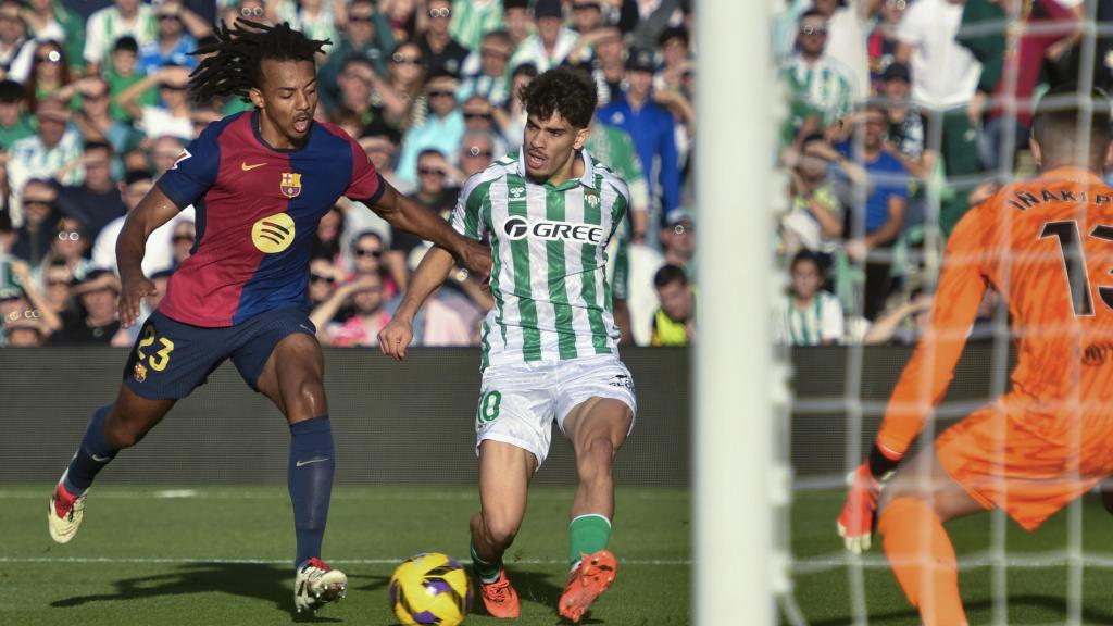 Ez Abde se adentra en el área, listo para definir ante Iñaki Peña y la presión de Jules Koundé durante el Betis-Barça