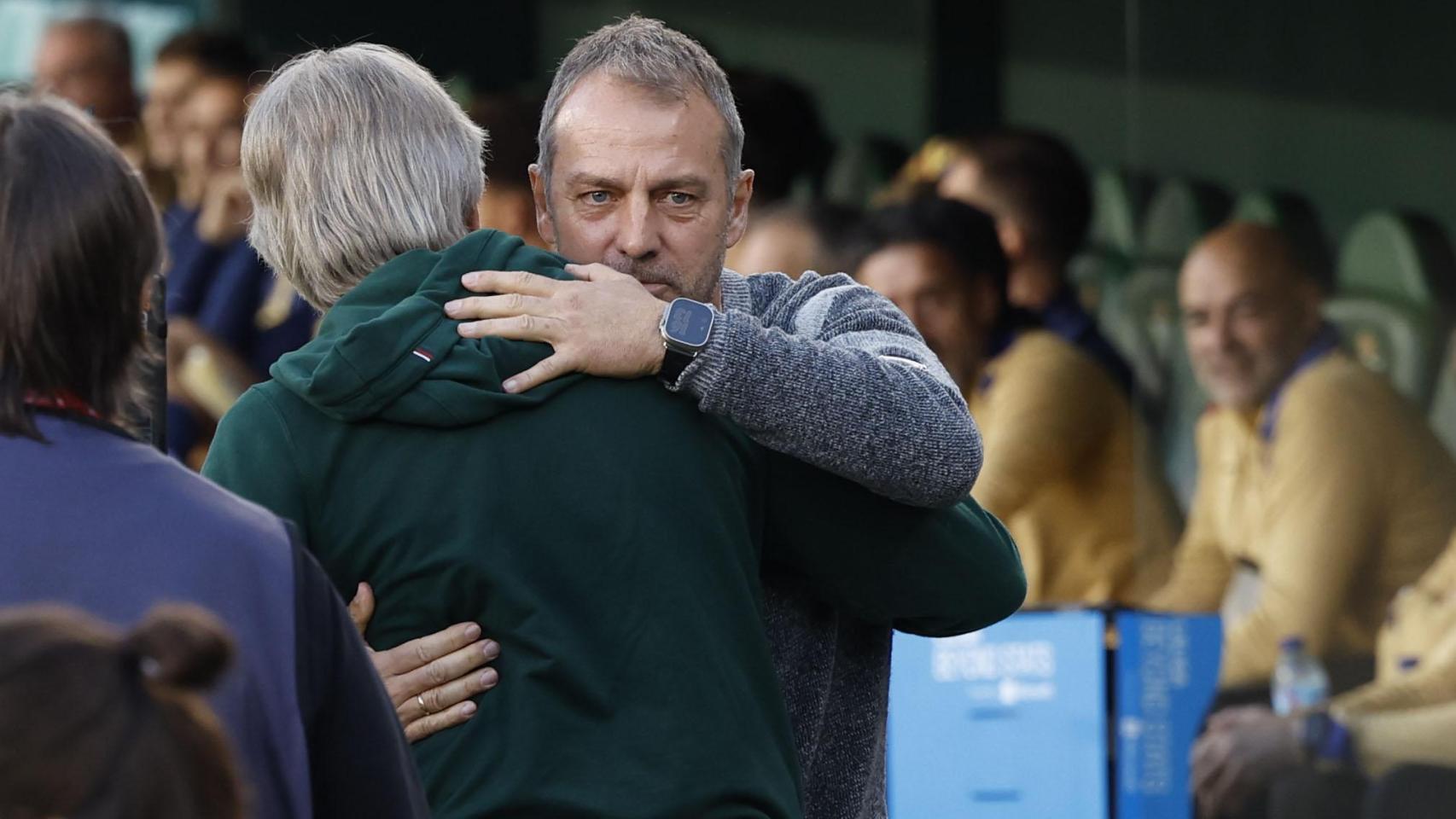 Hansi Flick saluda a Manuel Pellegrini al inicio del Betis-Barça