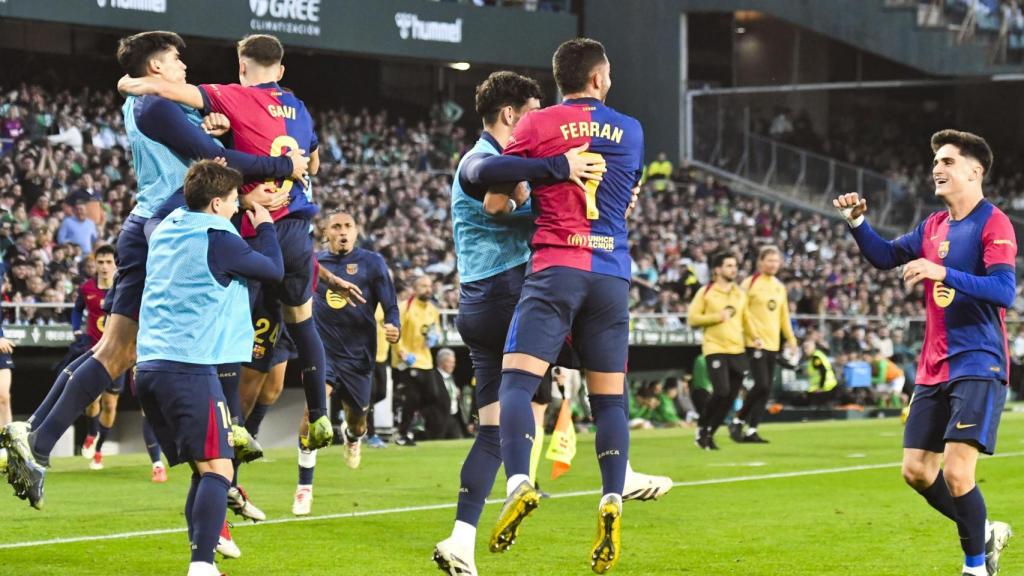 Los jugadores del Barça celebran el gol de Ferran Torres al Real Betis Balompié