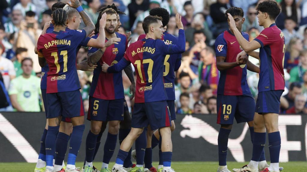 Los jugadores del Barça se felicitan por la jugada colectiva que ha terminado con el gol de Robert Lewandowski en el Betis-Barça