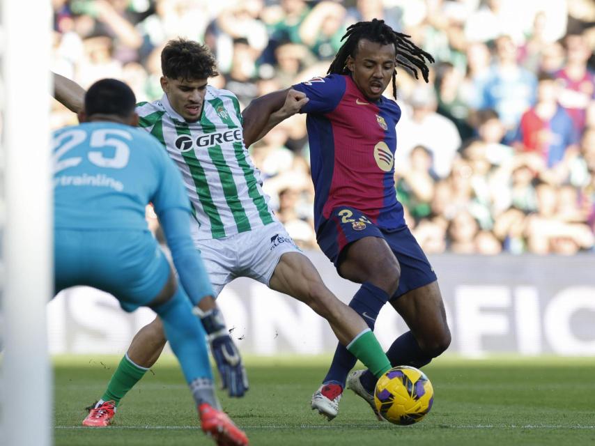 Jules Koundé pelea por el balón con Ez Abde en el Betis-Barça