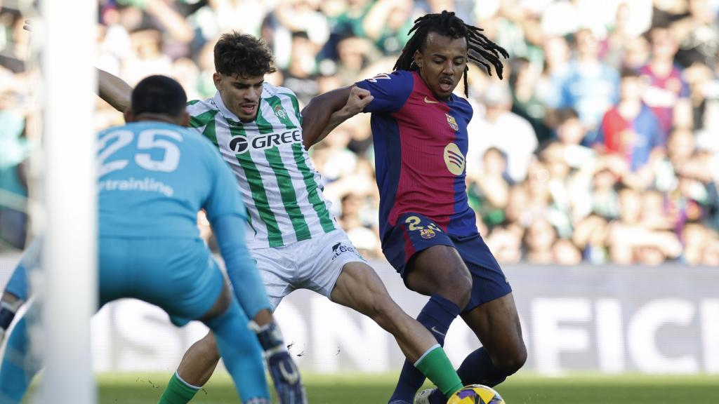 Jules Koundé pelea por el balón con Ez Abde en el Betis-Barça