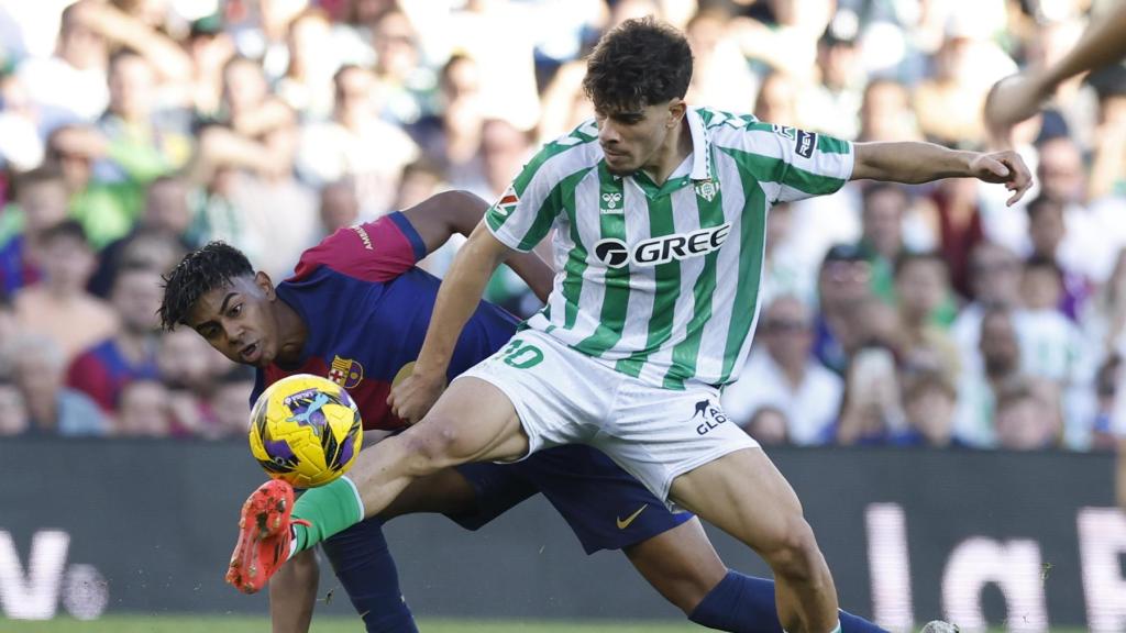 Lamine y Abde pugnan por el balón