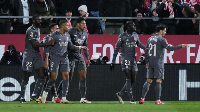 Los jugadores del Real Madrid celebran el gol de Bellingham