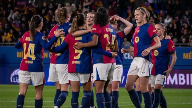 Las jugadoras del Barça Femenino celebran el triunfo sobre el Real Betis en el Estadi Johan Cruyff