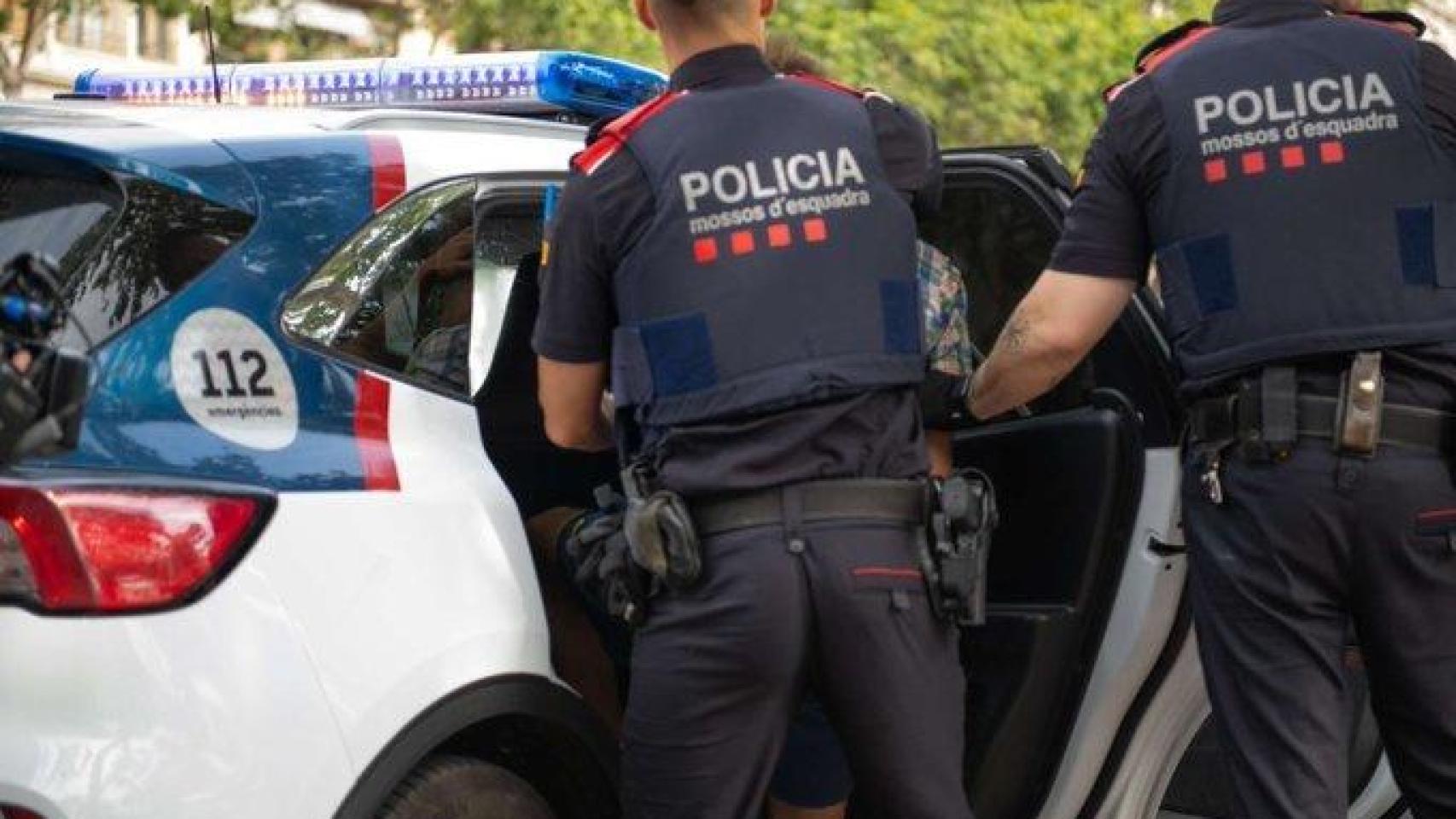 Dos agentes de Mossos d'Esquadra detienen a un hombre