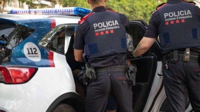 Dos agentes de Mossos d'Esquadra detienen a un hombre