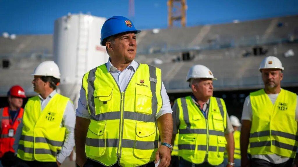 Joan Laporta, presidente del Barça, contempla las obras de reforma del Camp Nou