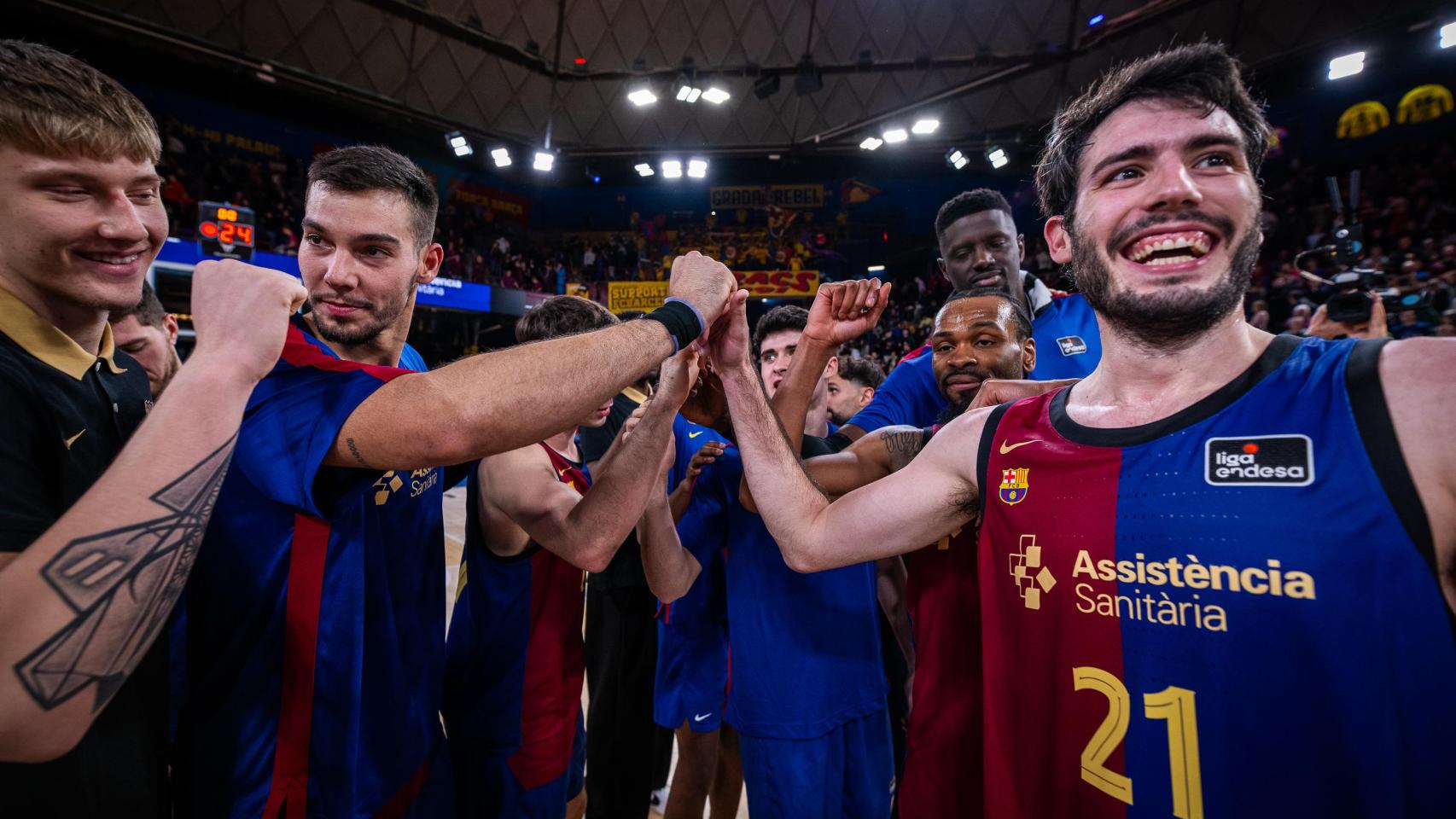 Los jugadores del Barça de basket celebran la victoria sobre el UCAM Murcia