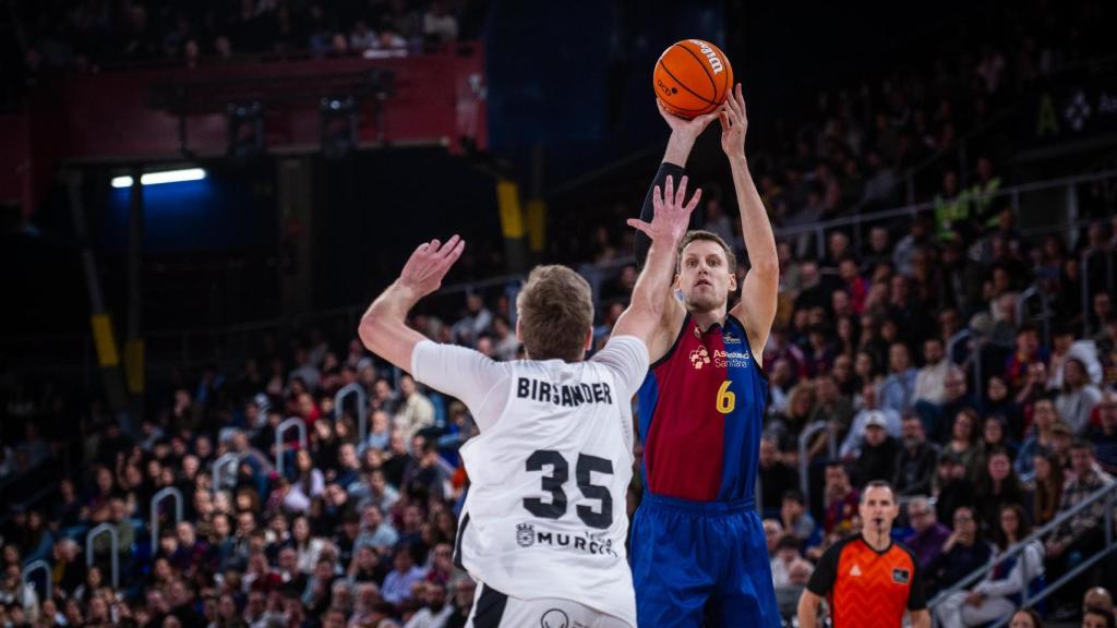 Jan Vesely clava un triple ante Simon Birgander en el Barça de basket-UCAM Murcia