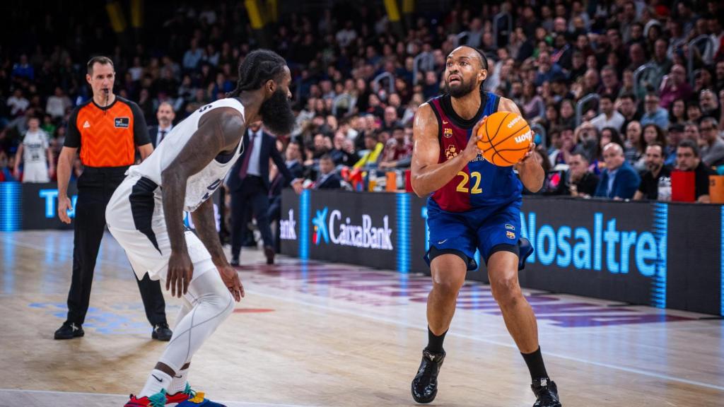 Jabari Parker se coloca para lanzar durante el Barça de basket-UCAM Murcia