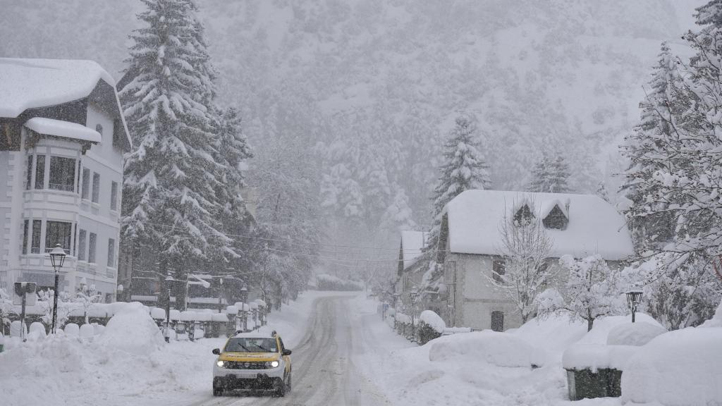 Nieve en un pueblo del Pirineo