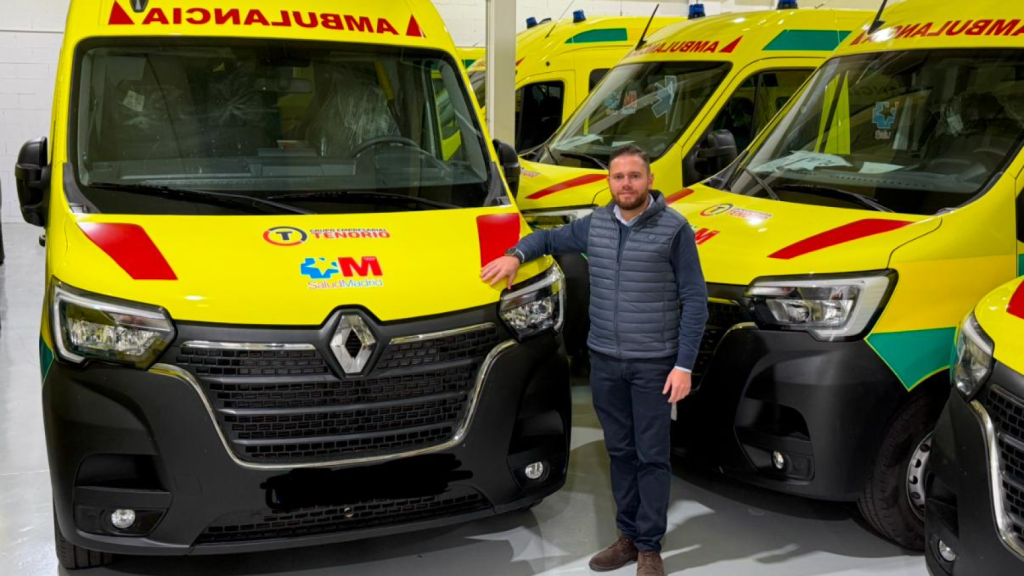 Cristian Tenorio, administrador de Ambulancias Tenorio, con las unidades