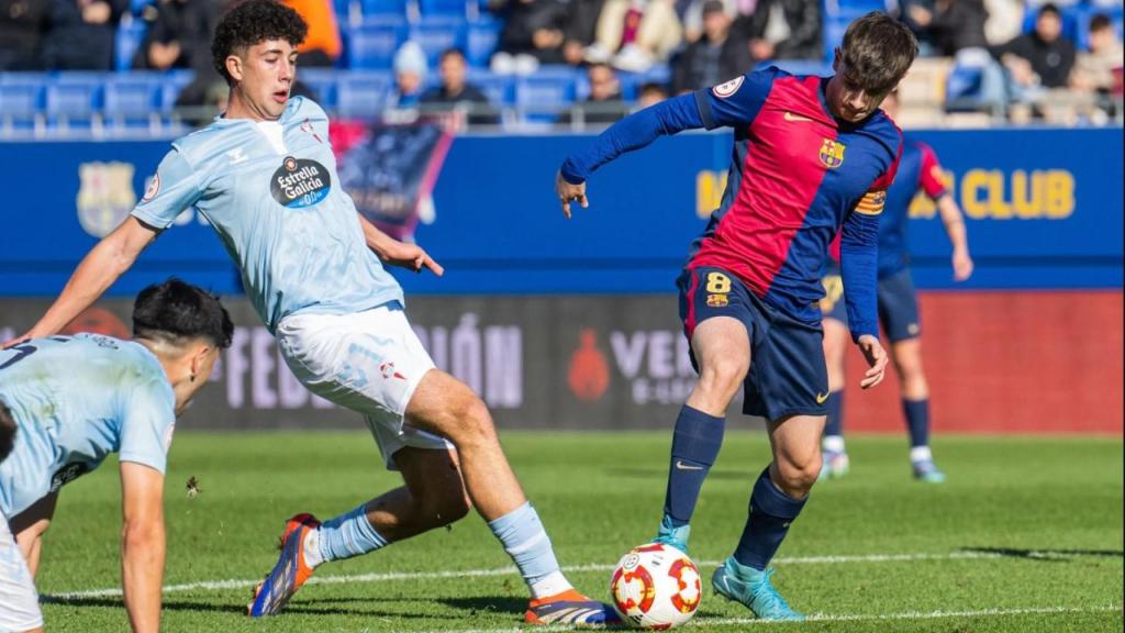 Aleix Garrido pugna por el balón en el Barça B-Celta Fortuna