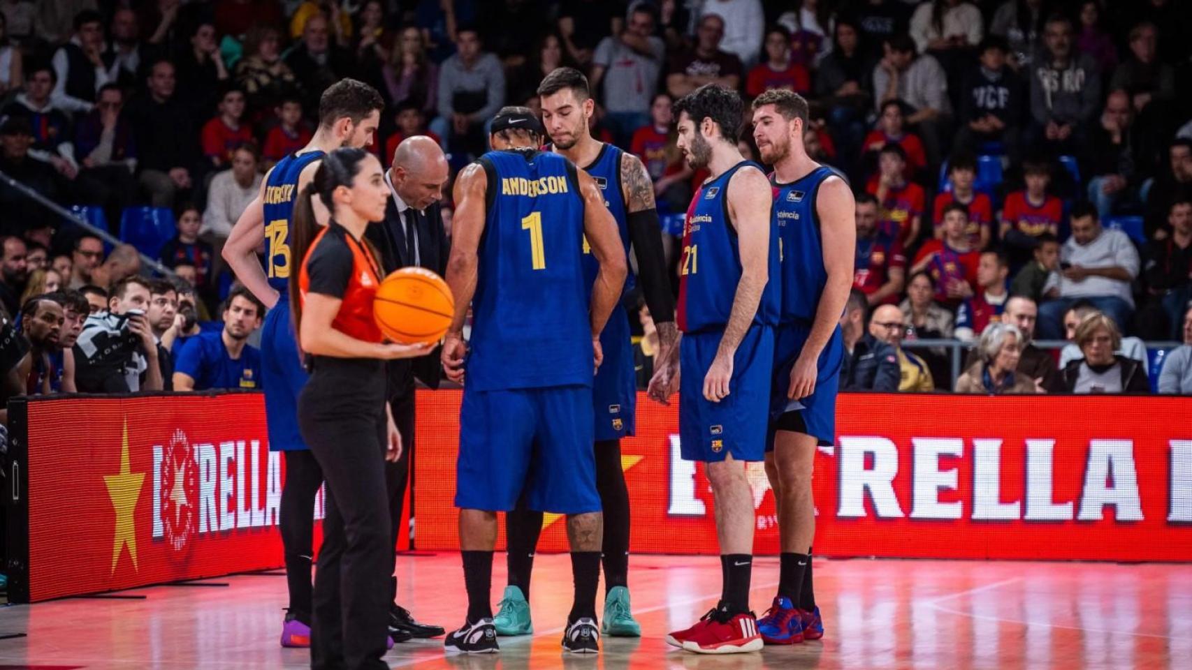 Tomas Satoransky, Justin Anderon, Willy Hernangómez, Álex Abrines y Joel Parra atienden las instrucciones de Joan Peñarroya