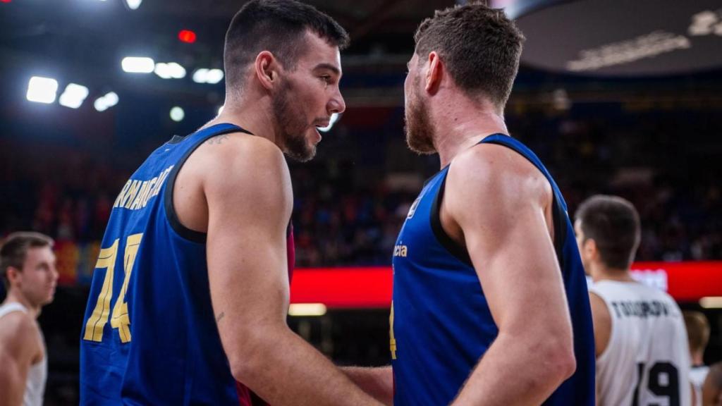 Willy Hernangómez comenta una jugada con Joel Parra durante el Barça de basket-UCAM Murcia