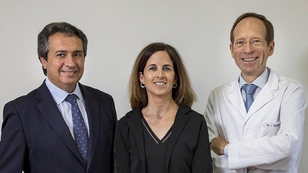 Mireia Escudé Blasi, en el centro, junto a Joan Nadal e Ignasi Jürgens, directores gerente y médico