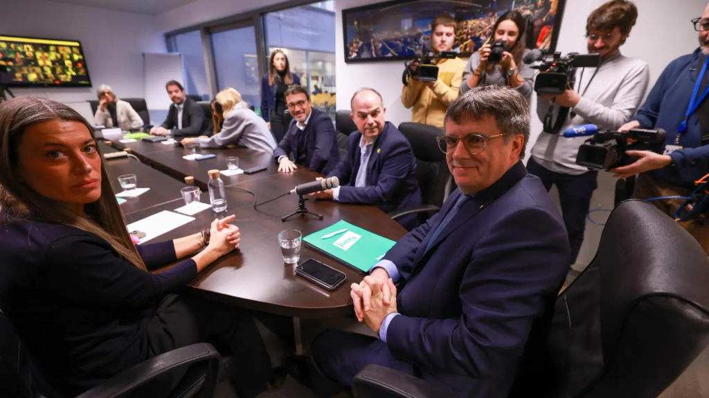 Carles Puigdemont, Míriam Nogueras y otros miembros de la dirección de Junts durante una reunión en Bruselas el 9 de diciembre de 2024