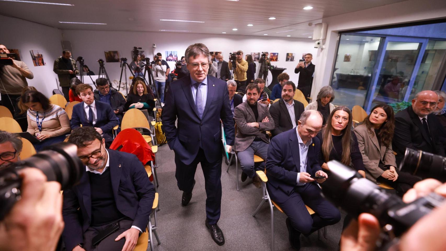 Carles Puigdemont, presidente de Junts, unos segundos antes de su comparecencia en Bruselas el 9 de diciembre de 2024