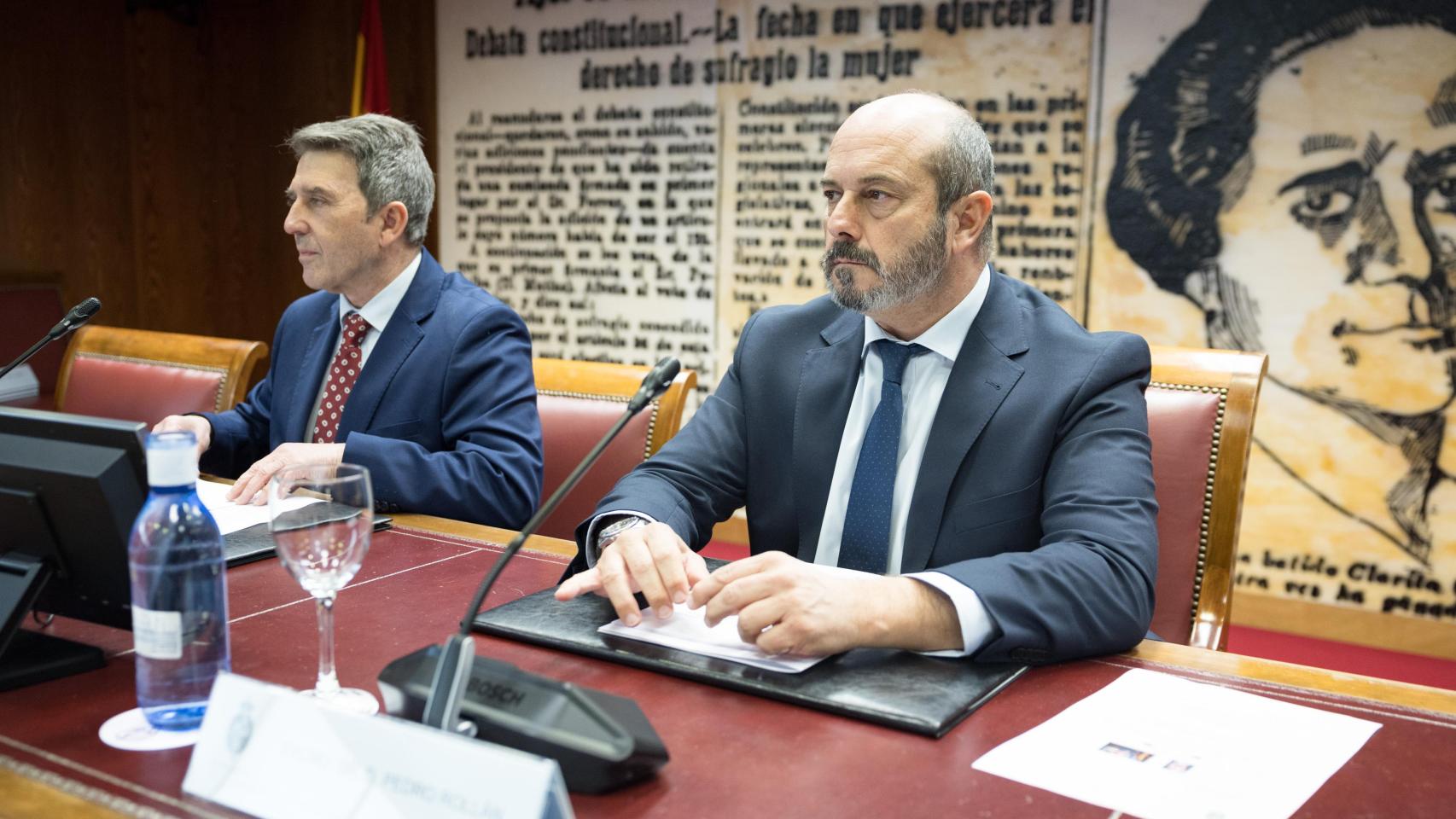 El presidente de Impulso Ciudadano, José Domingo (i) y el del Senado, Pedro Rollán (d), en la presentación del informe lingüístico en la Cámara Alta