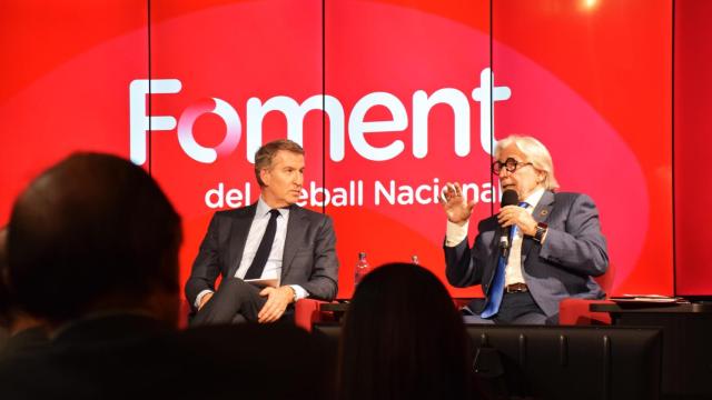 El líder del PP, Alberto Núñez Feijóo, junto al presidente de Foment, Daniel Sánchez Llibre