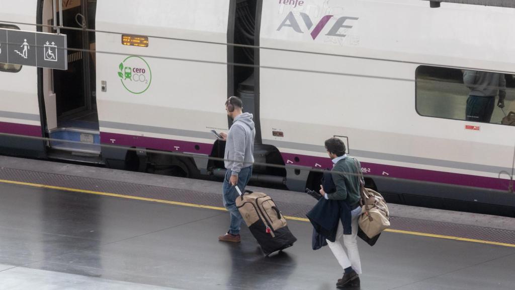 Varios viajeros cogen un tren en la Estación Puerta de Atocha-Almudena Grandes