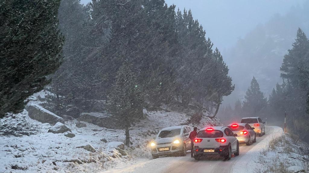 Una carretera nevada en el Pirineo