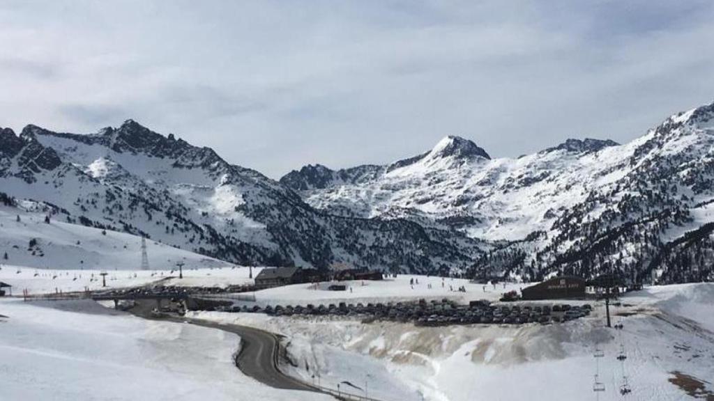 Carretera de acceso a una estación de esquí