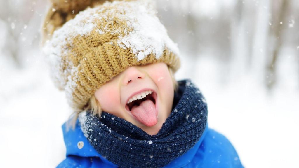 Un niño con la cara llena de nieve