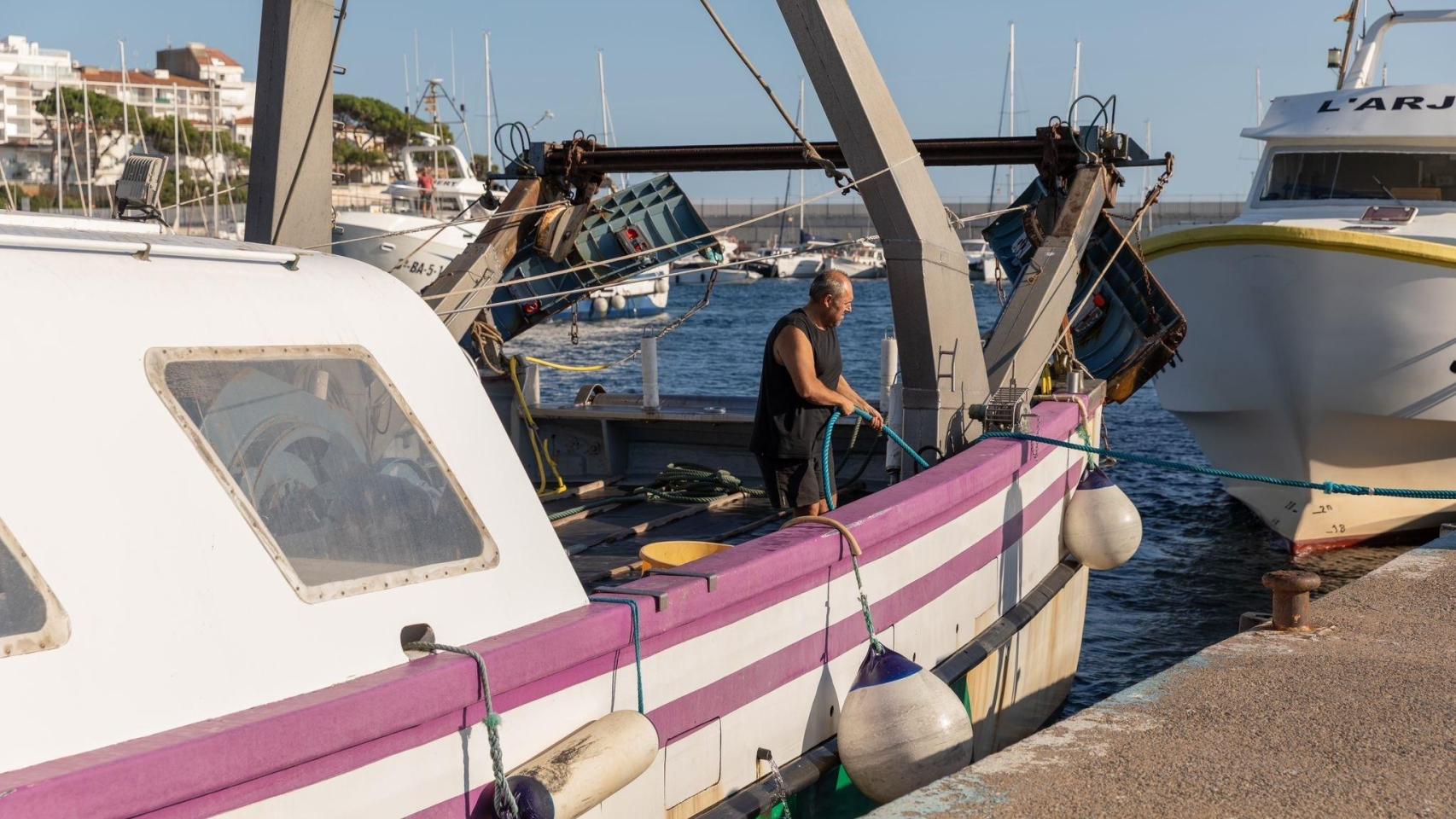 Un pescador en el puerto de Palamós