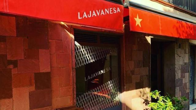 Fachada de La Javanesa, bar que ostenta David Carabén en la calle Joan Gamper