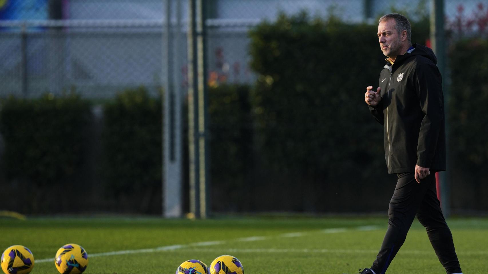 Hansi Flick, durante una sesión de entrenamiento del Barça