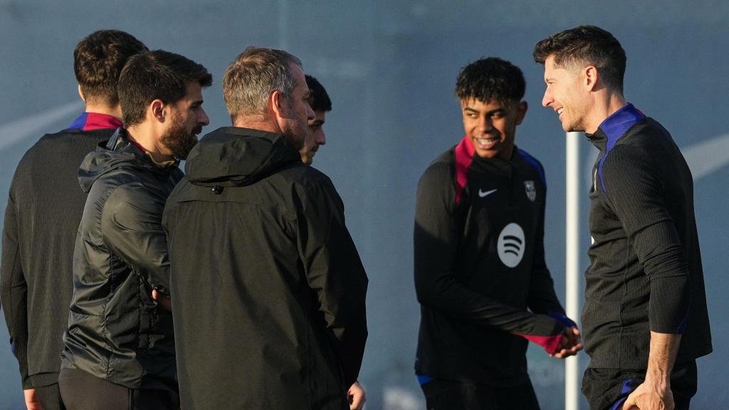 Hansi Flick, durante un entrenamiento del Barça junto a Robert Lewandowski, Lamine Yamal y Pedri