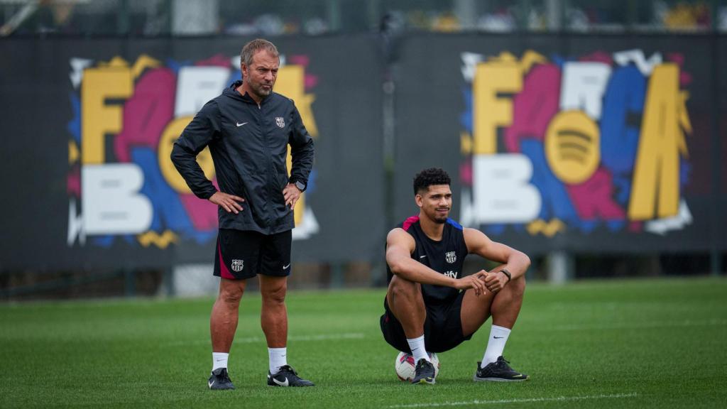 Hansi Flick y Ronald Araujo, durante un entrenamiento del Barça