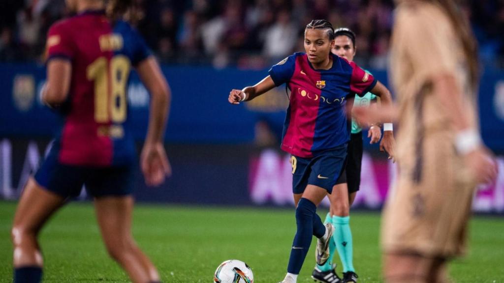 Vicky López conduce el balón en el partido del Barça Femenino contra el Eibar