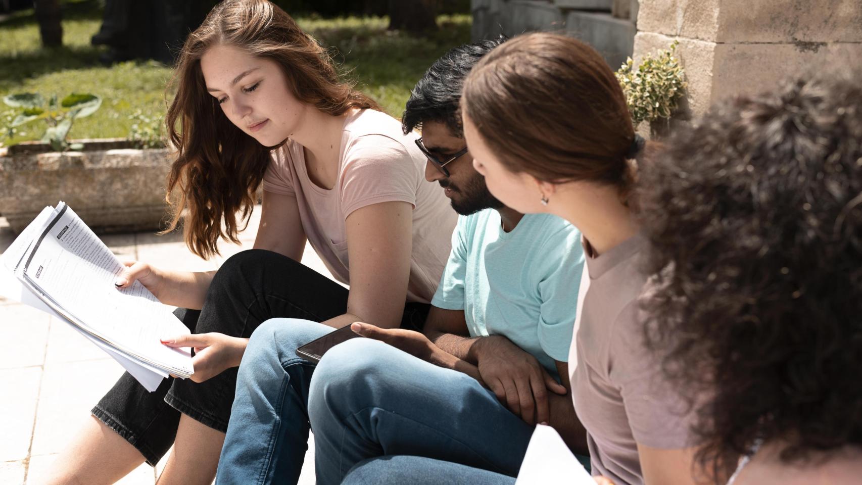 Estudiantes comparten impresiones en el campus