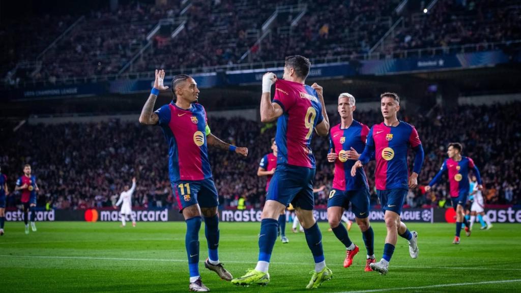 La celebración de Lewandowski tras marcar un gol contra el Brest en Montjuïc