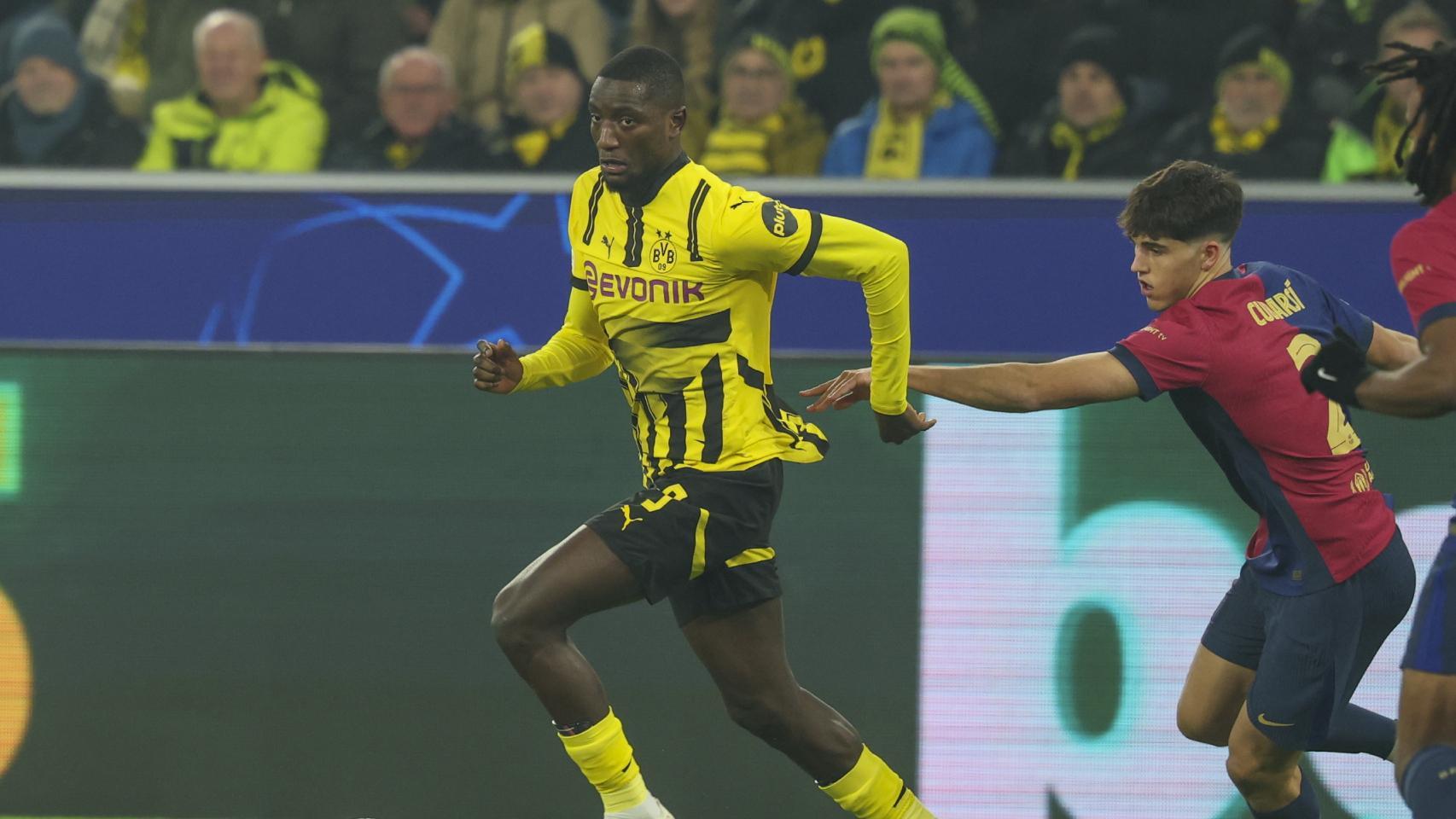 Pau Cubarsí persigue a Guirassy en el Borussia Dortmund-Barça